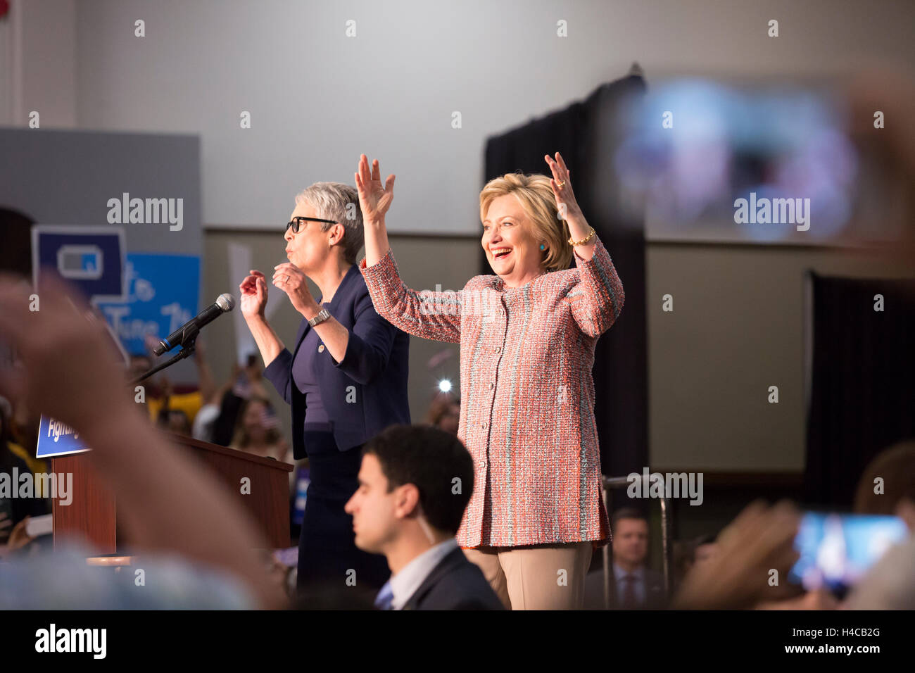 Schauspieler Curtis (l) führt bei einer Kundgebung vor der demokratische Kandidat bei ihrem Rennen gegenüber der Präsidentschaft in Buena Park, CA 25. Mai 2016 werden primäre California Hillary Rodham Clinton. Stockfoto