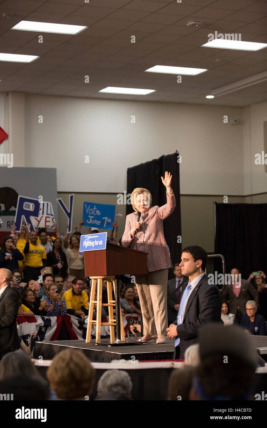 Hillary Clinton Kundgebungen vor California primäre, der demokratische Kandidat bei ihrem Rennen gegenüber der Präsidentschaft am 25. Mai 2016 in Buena Park, Kalifornien zu werden. Stockfoto