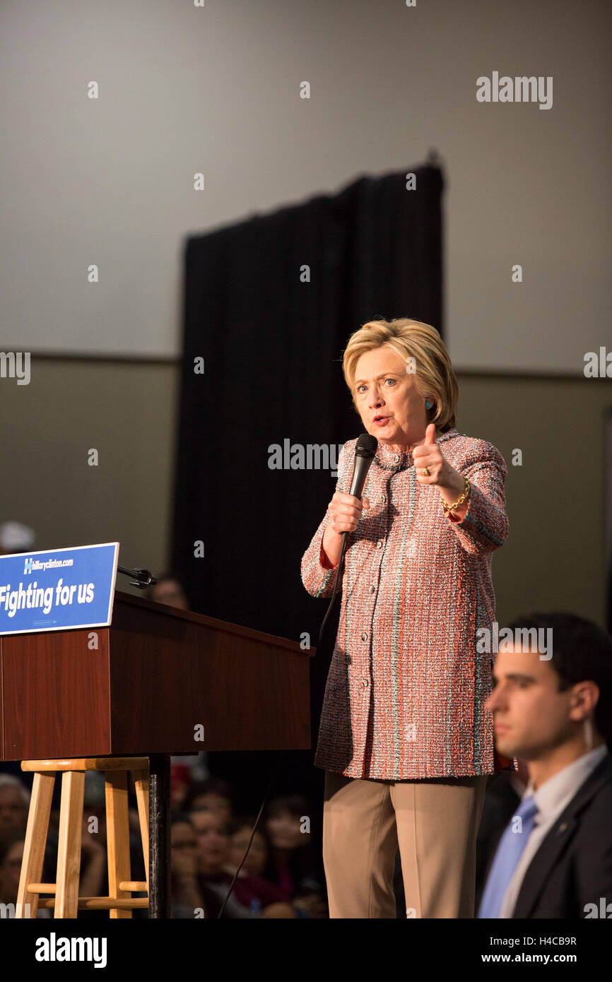 Hillary Clinton Kundgebungen vor California primäre, der demokratische Kandidat bei ihrem Rennen gegenüber der Präsidentschaft am 25. Mai 2016 in Buena Park, Kalifornien zu werden. Stockfoto