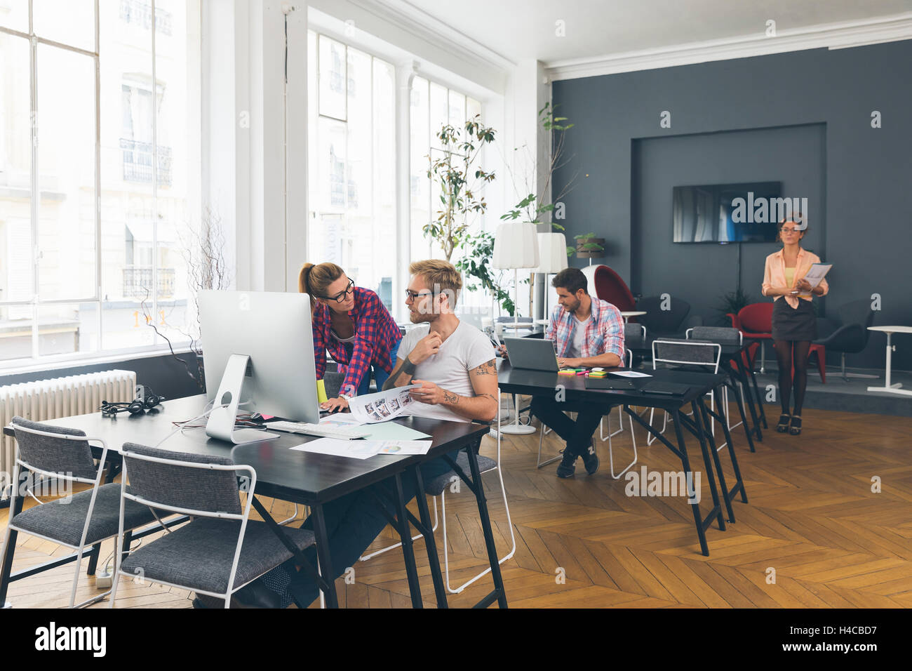 Junge Geschäftsleute arbeiten im Büro am neuen Projekt Stockfoto