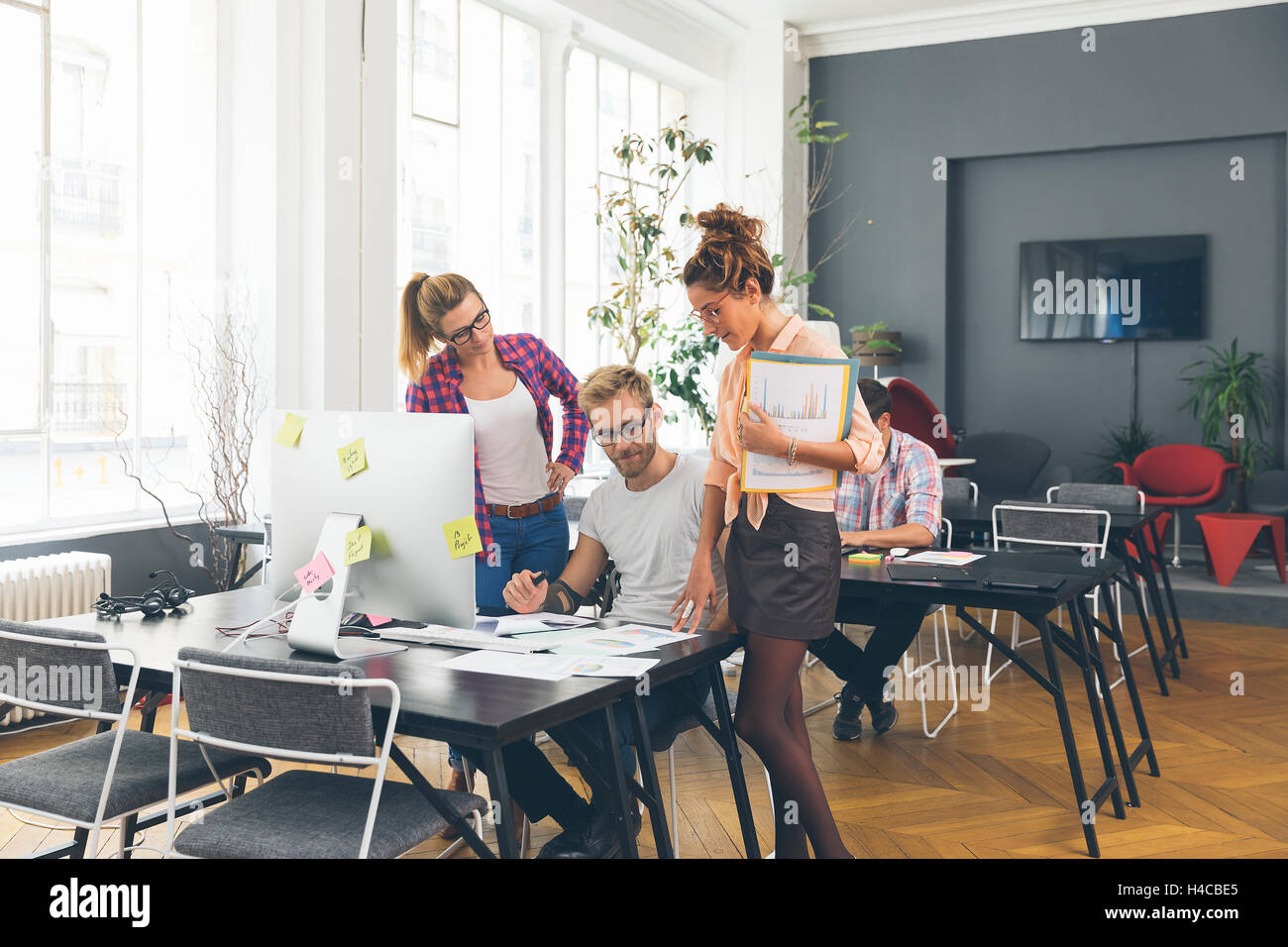 Junge Geschäftsleute arbeiten im Büro am neuen Projekt Stockfoto