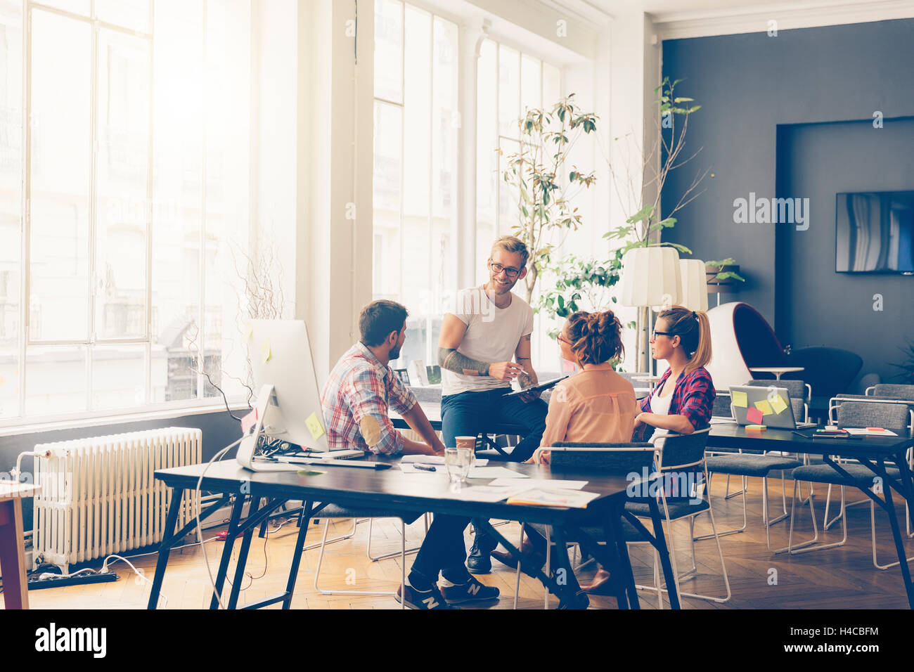 Junge Geschäftsleute arbeiten im Büro am neuen Projekt Stockfoto