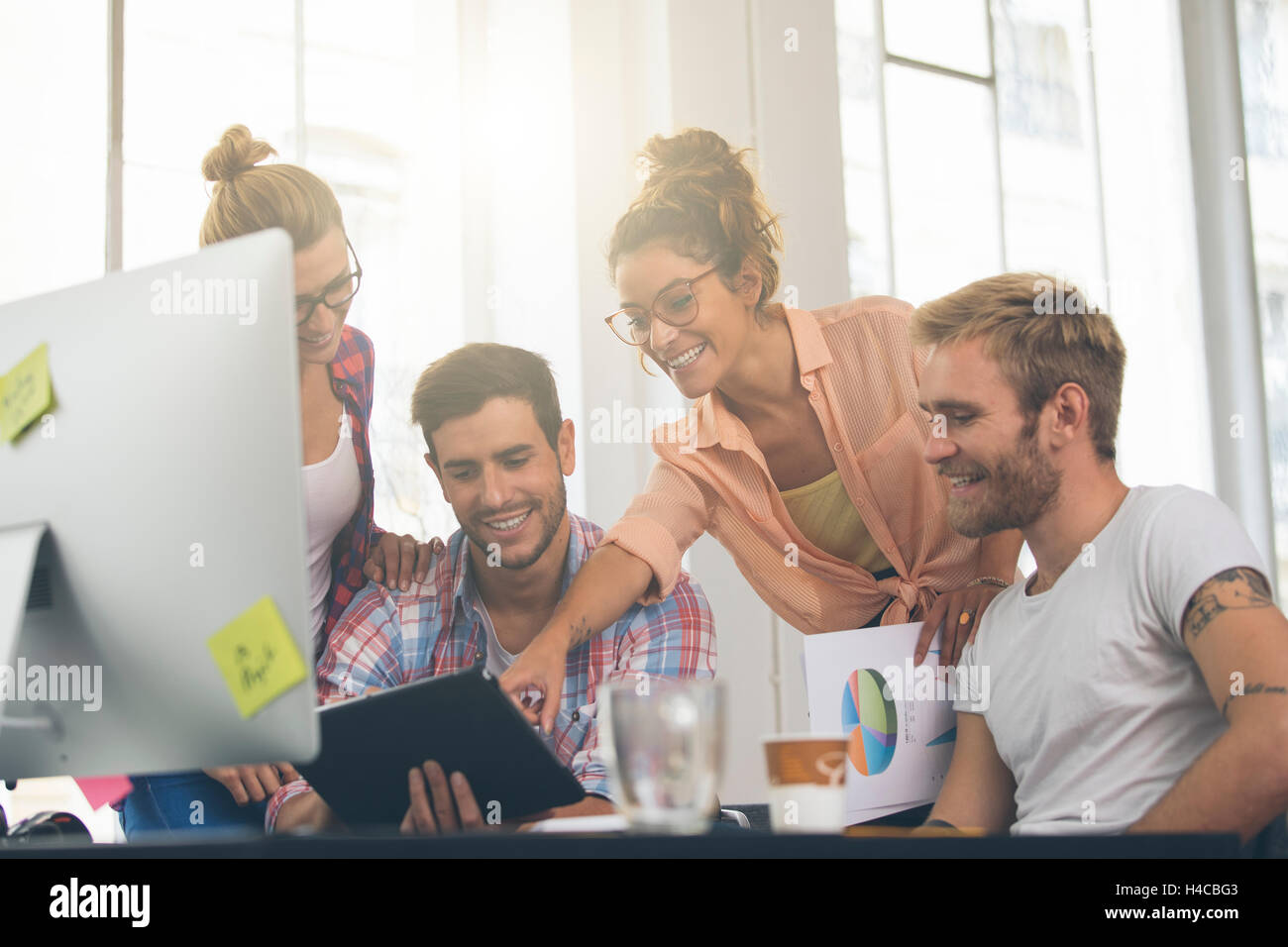 Junge Geschäftsleute arbeiten im Büro am neuen Projekt Stockfoto