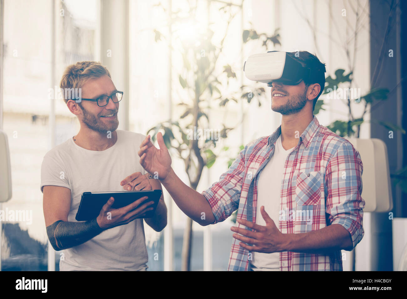 Unternehmer, virtual-Reality-Prüftechnik mit Kollegen im Büro. Stockfoto