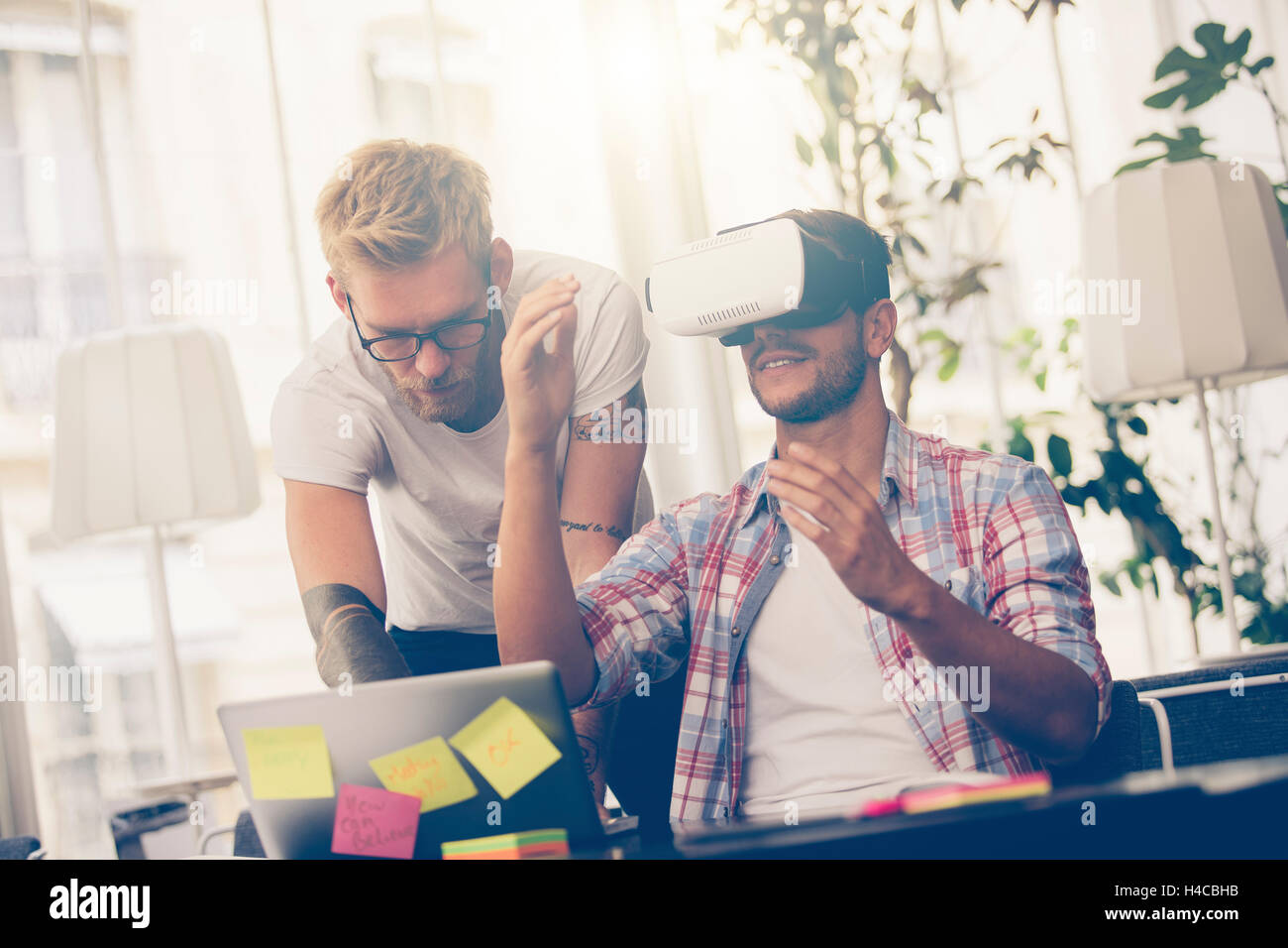 Unternehmer, virtual-Reality-Prüftechnik mit Kollegen im Büro. Stockfoto