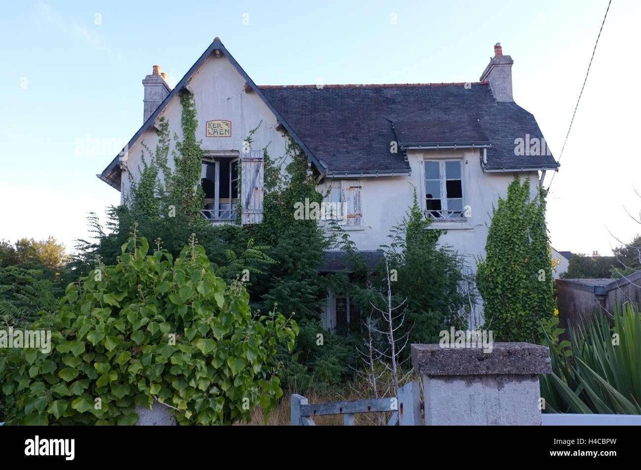 Ein verfallenes Haus in Quiberon, Bretagne Stockfoto