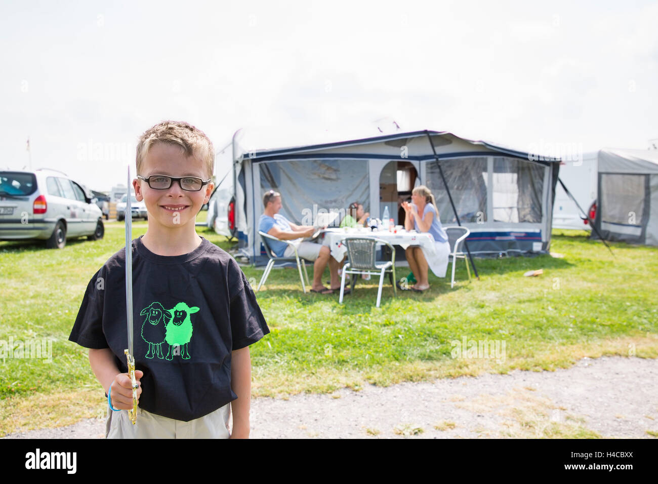 Kind mit Schwert vor einem Zelt Stockfoto