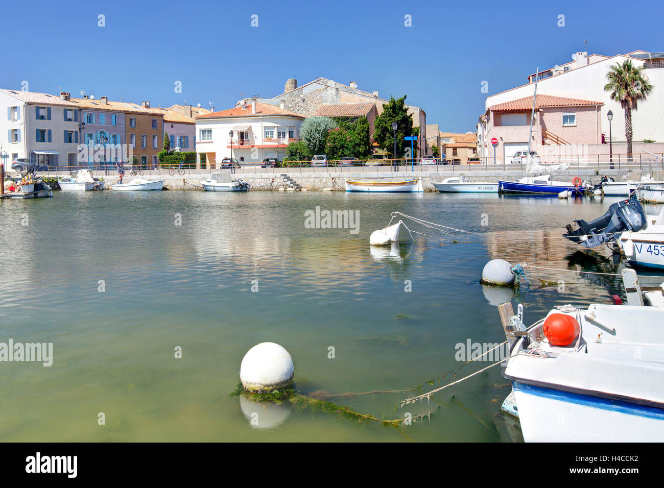 Hafen, Häuser, Hausfassaden, Gruissan, Département Aude, Region Languedoc-Roussillon, Frankreich Stockfoto