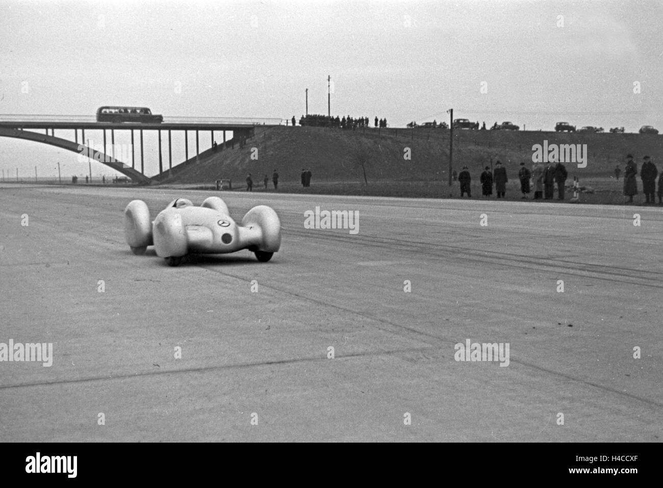 Mercedes-Benz W 125 kommt mit der Weltrekord-Versuch auf der Autobahn Frankfurt-Darmstadt-Herangerast, Deutschland 1930see der Mercedes-Benz W 125 Beschleunigung beim Welt Rekord Trial in der Autobahn Frankfurt-Darmstadt, Deutschland 1930see. Stockfoto