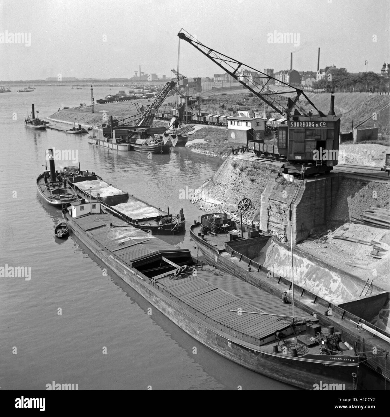 In den Binnenhafen Duisburg, Deutschland der 1930er Jahre. Am inneren Hafen Duisburg, Deutschland 1930see. Stockfoto