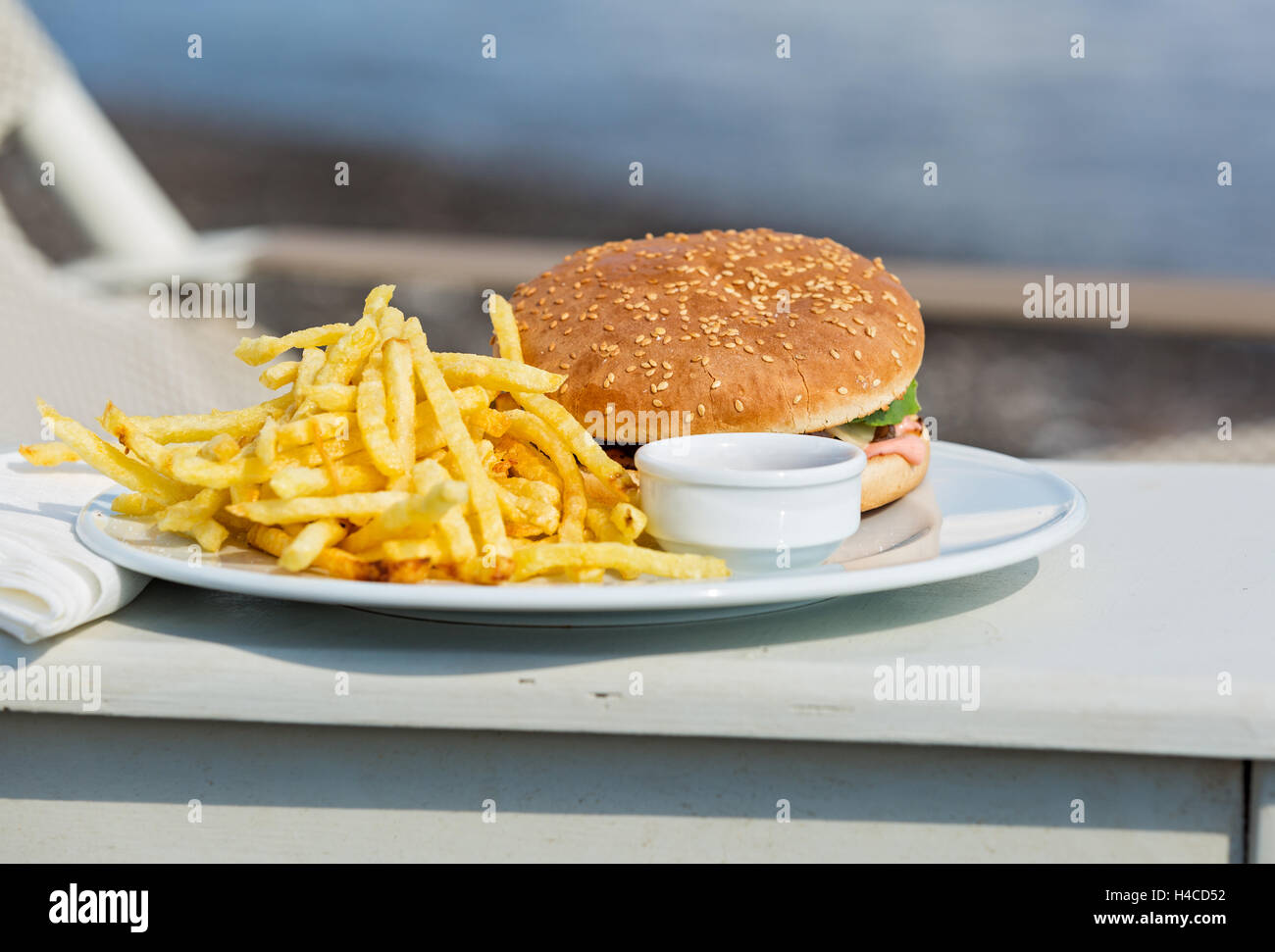 Pommes Frites und ein Sandwich am Strand Stockfoto