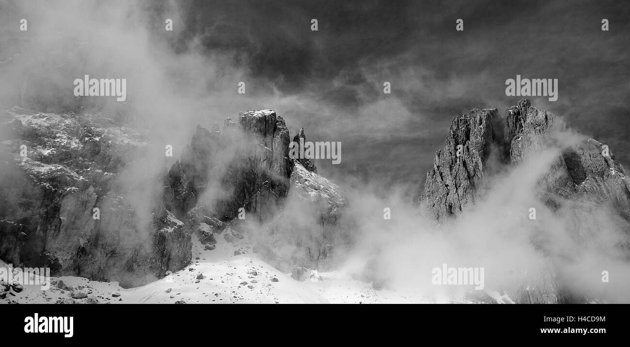 Wolken hängen zwischen den Bergen der Dolomiten Stockfoto