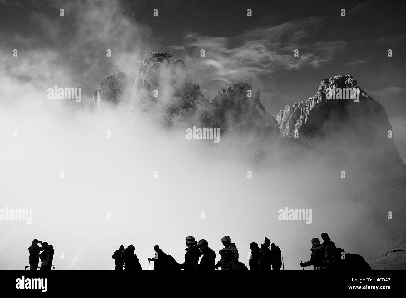 Skifahrer vor Wolken und Berge Stockfoto