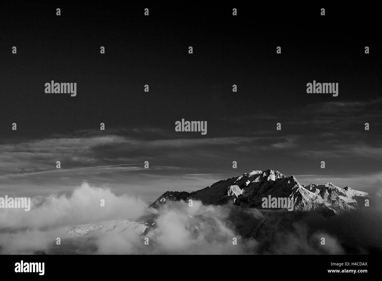 Wolken hängen zwischen den Bergen der Dolomiten Stockfoto
