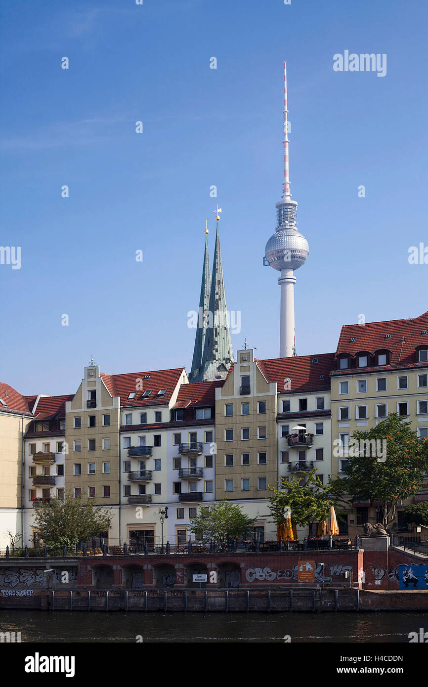 Berliner Fernsehturm und Häuser von Berlin Stockfoto