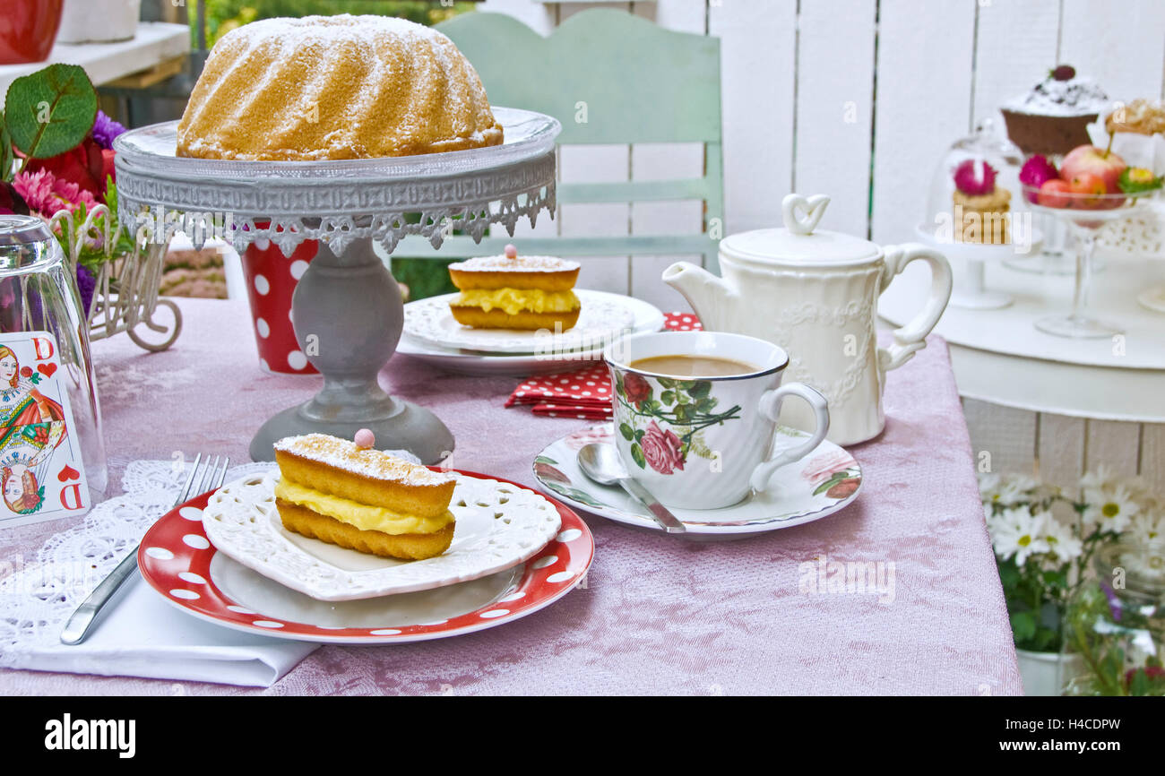 Nachmittag auf dem Balkon mit Kaffee und Kuchen Stockfoto
