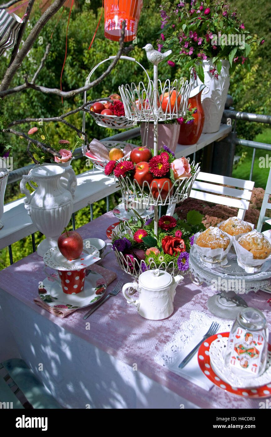 Nachmittag auf dem Balkon mit Kaffee und Kuchen Stockfoto