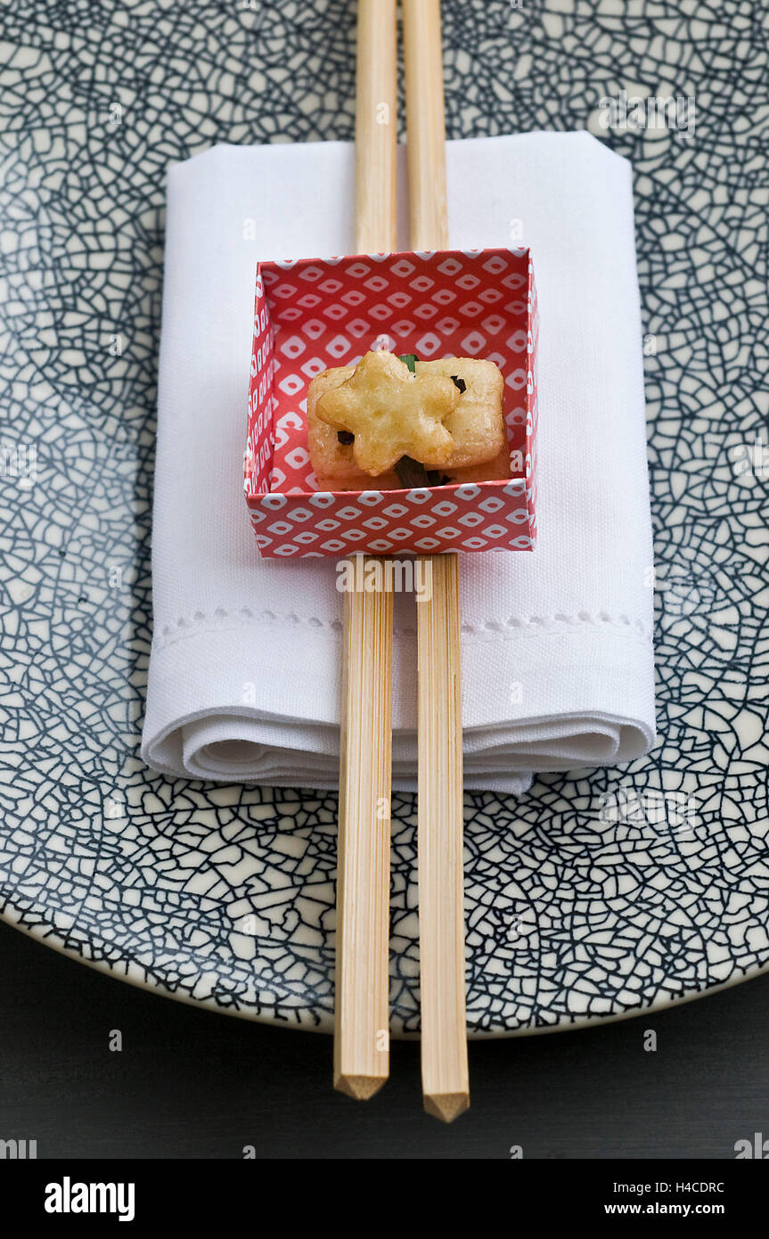 Asiatische Platte, Stab, Papier Faltschachtel und Reisschüssel Stockfoto