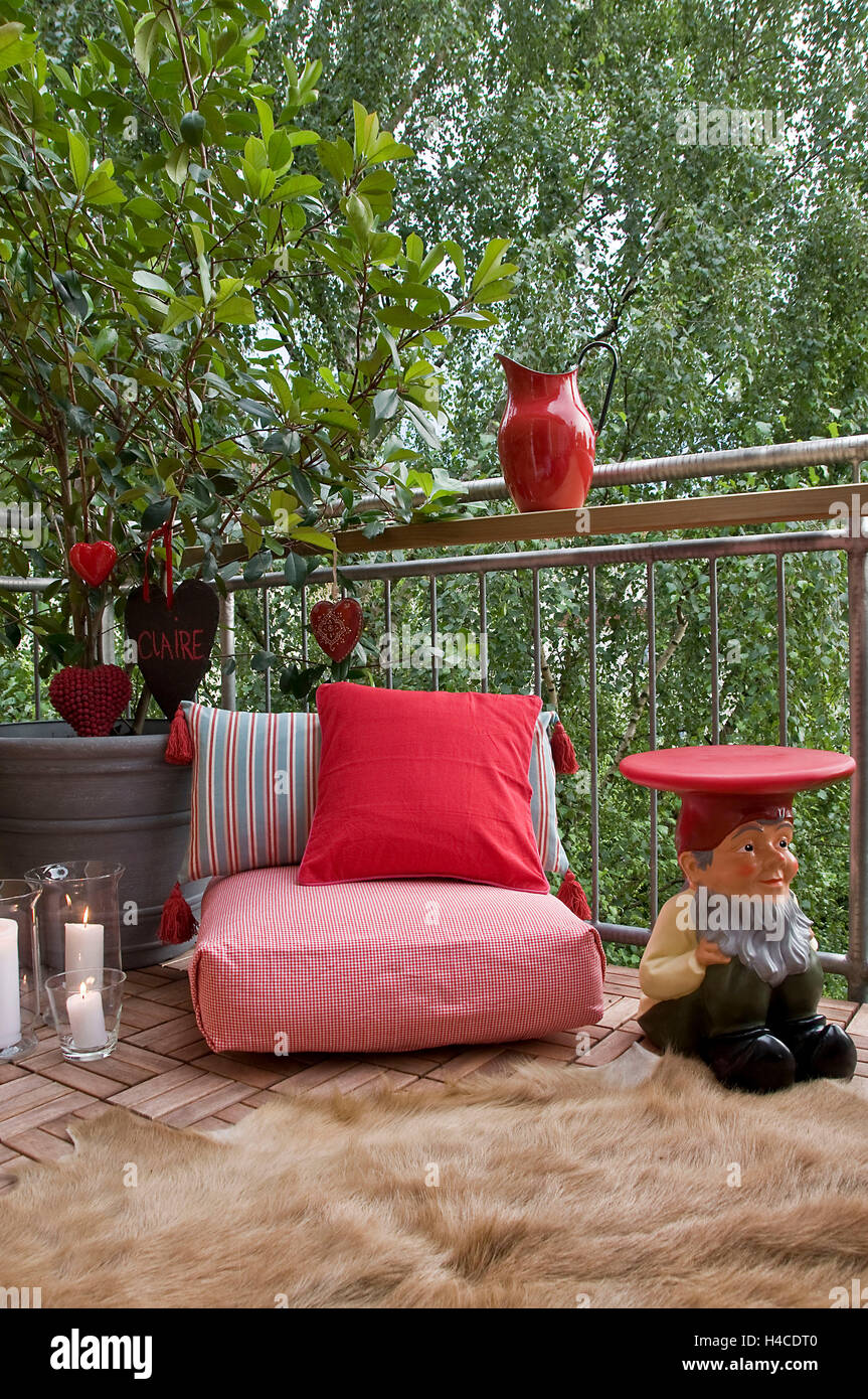 Balkon, Sitzkissen mit Zwerg Tabelle "Gnome" von Philippe Starck  Stockfotografie - Alamy