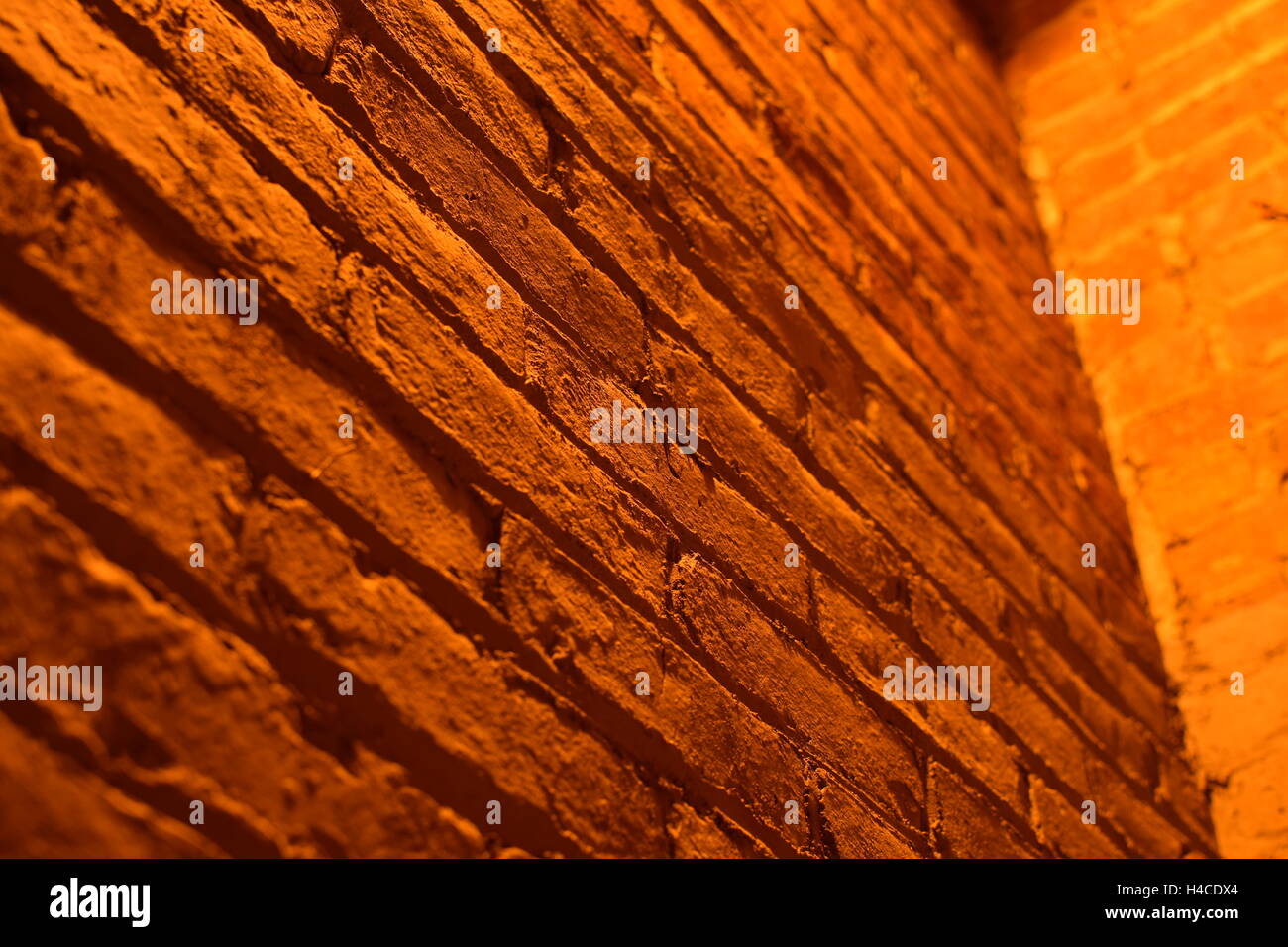 Alten verwitterten Mauer mit Orange Beleuchtung Stockfoto