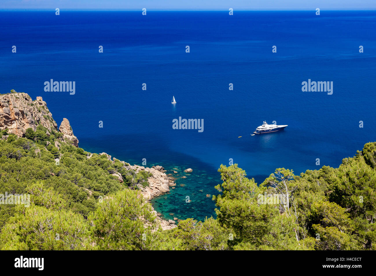 Luxusyacht und Segelboote vor der westlichen Küste der Insel Mallorca, Balearen, Spanien, Europa Stockfoto