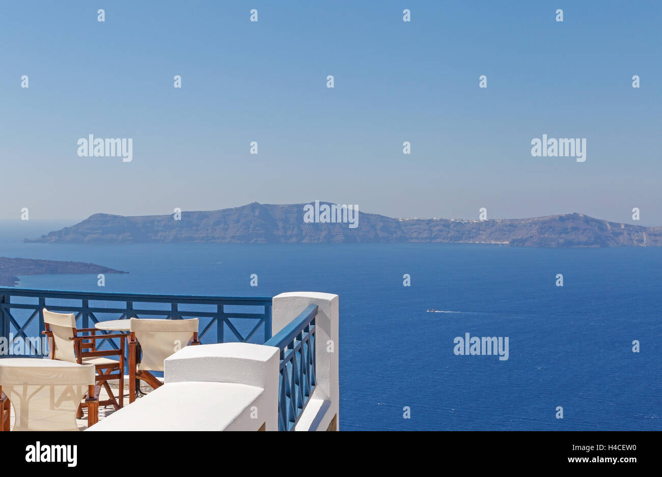 Balkon mit Blick auf Caldera von Santorin Stockfoto