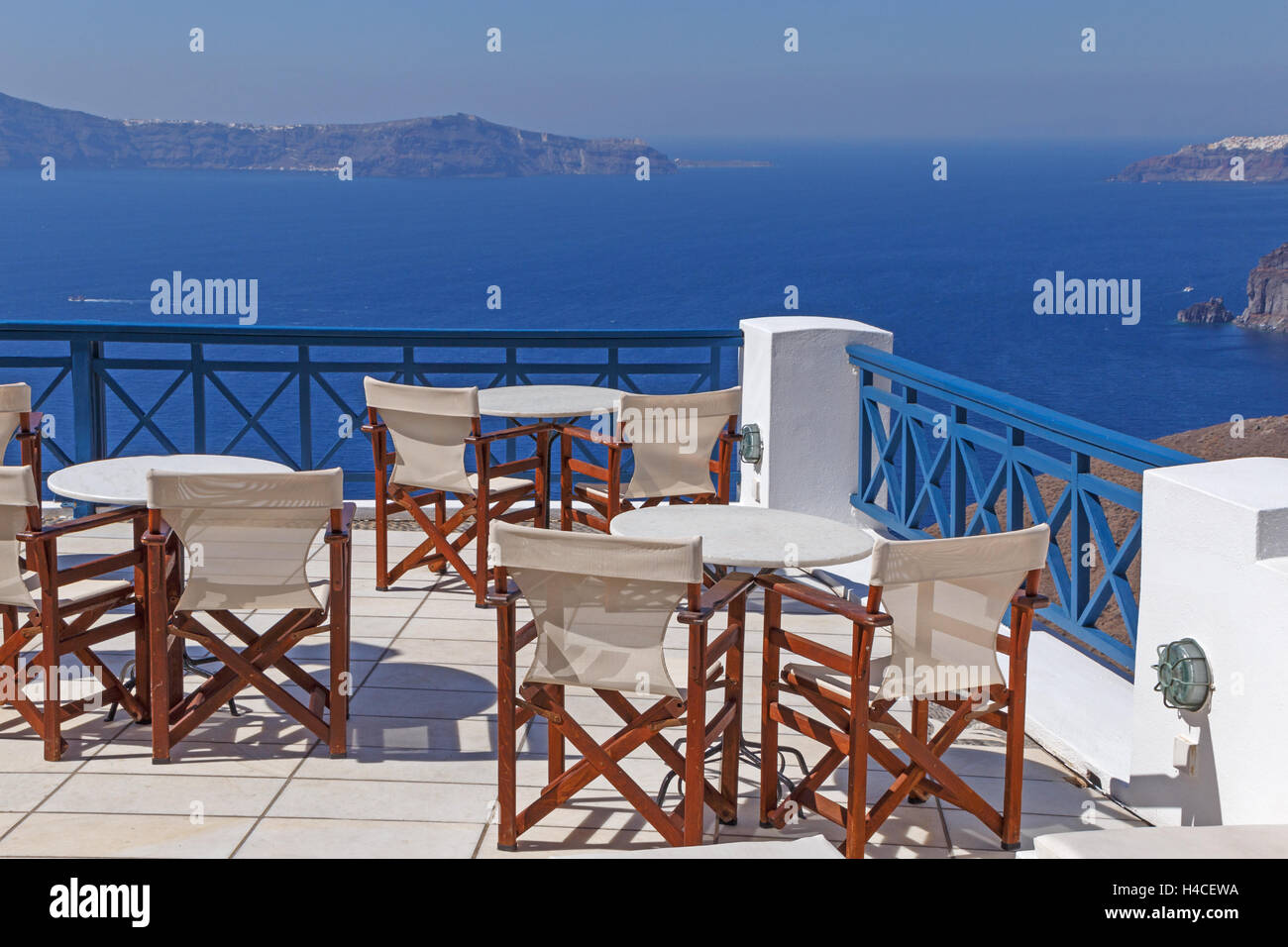 Balkon des Restaurants auf Santorin Stockfoto