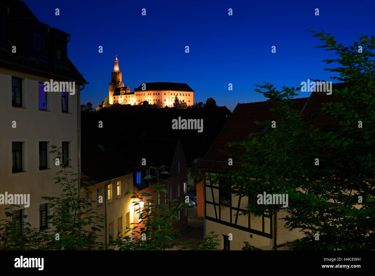 Deutschland, Thüringen, Weida, Nachtaufnahme, die Burg Osterburg über die Gassen der Altstadt Stockfoto
