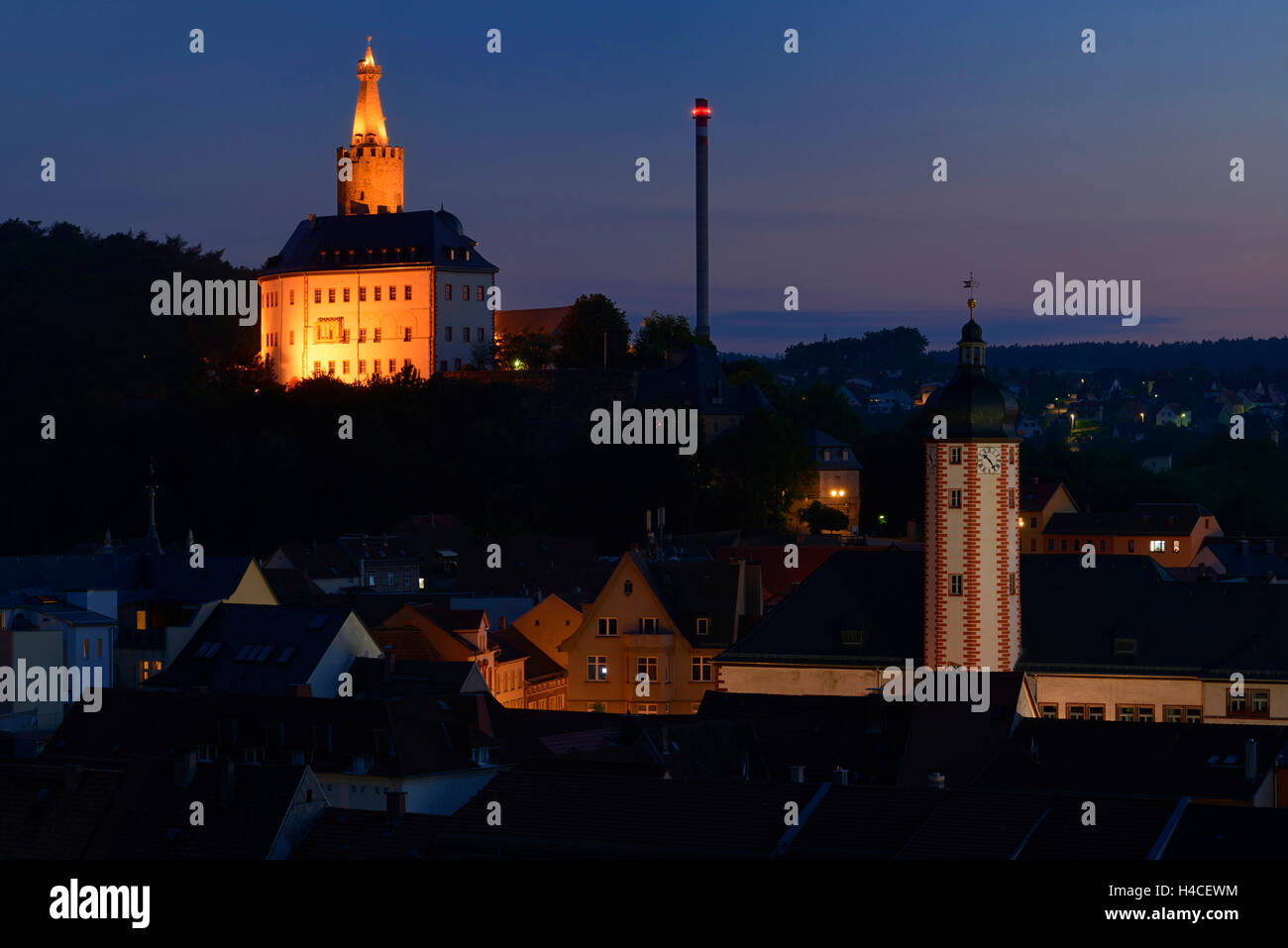Deutschland, Thüringen, Weida, Nachtaufnahme, die Burg Osterburg oberhalb der Altstadt mit dem Rathaus Stockfoto