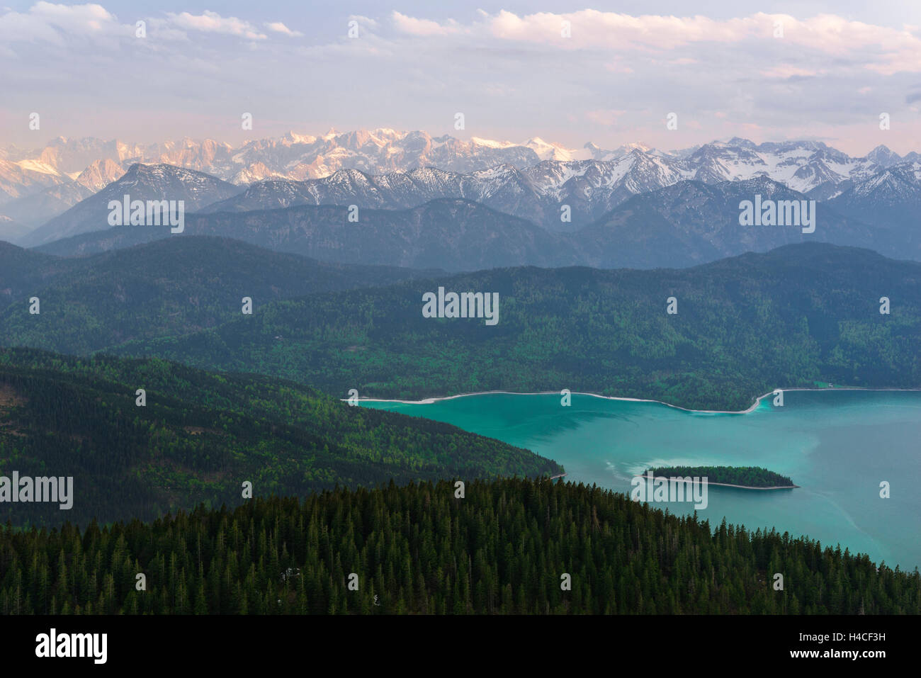 Alpen, Berge, Deutschland, Bayern, Walchensee, Insel, Welt, Licht, Stimmung, Ansicht, Bergsteigen, Holz, Schnee, Wolken, See, Bergsee, Frühling, Landschaft, Landschaft Stockfoto