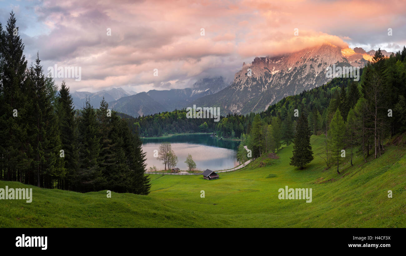 Deutschland, Bayern, Alpen, Karwendels, Mittenwald, Berge, Gebirge, Stimmung, magisch, mystisch, Hires, hochauflösende, Panorama, Frühling, Licht, Holz, Fichten, See, Lautersee See, Wiese, grün, Hütten, Alm, Wolken, Landschaft, Farbe, Dynamik, Stockfoto