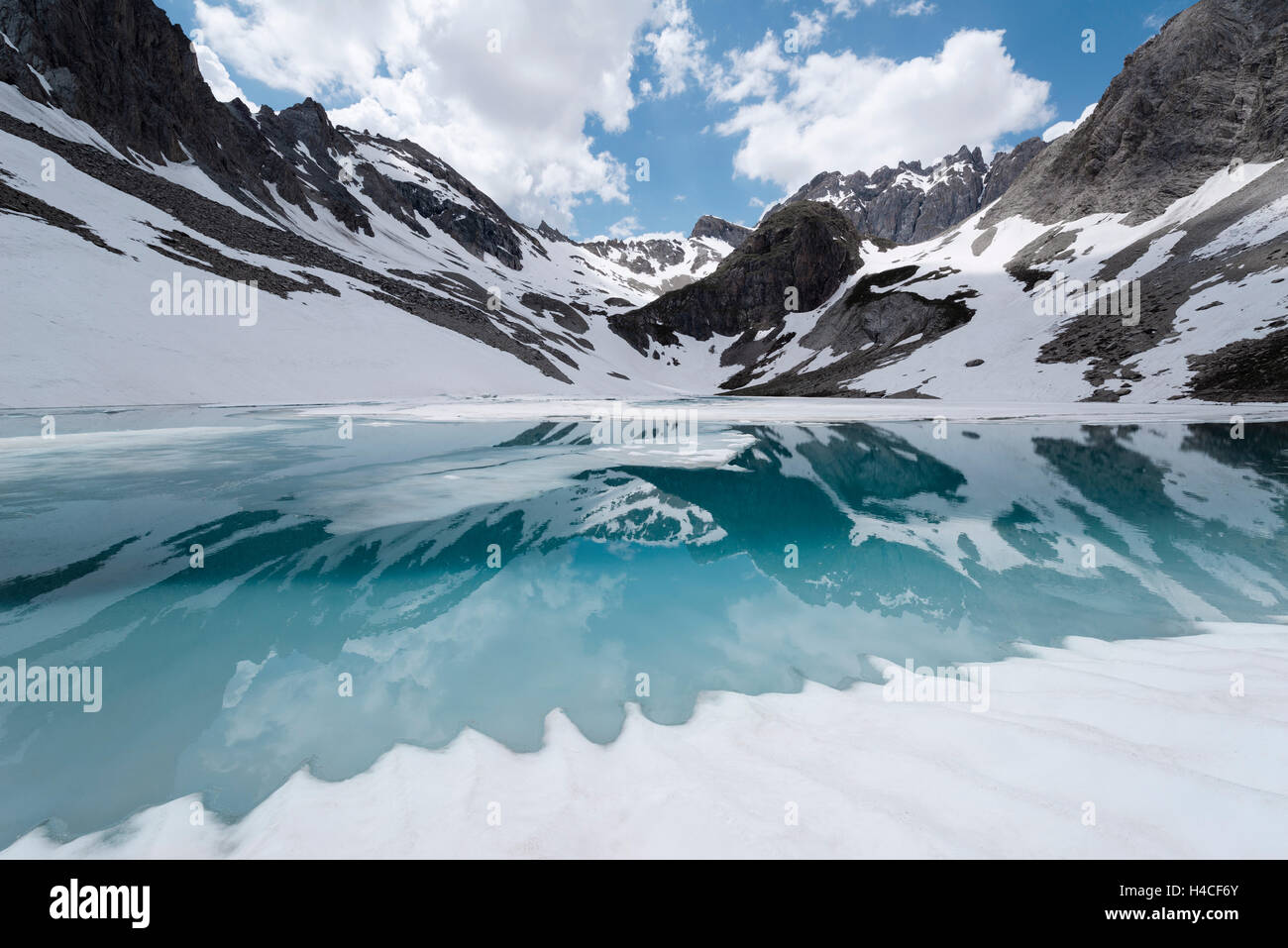 Frankreich, Alpen, Berge, Vallée De La Clarée, Beraudes, Lac, Bergsee, Eiszeit, Eis, Schnee, gefroren, Spiegelung, Himmel, Wolken, blau, seltsam, Struktur, Cyan, Panorama, Landschaft, Natur, Stockfoto