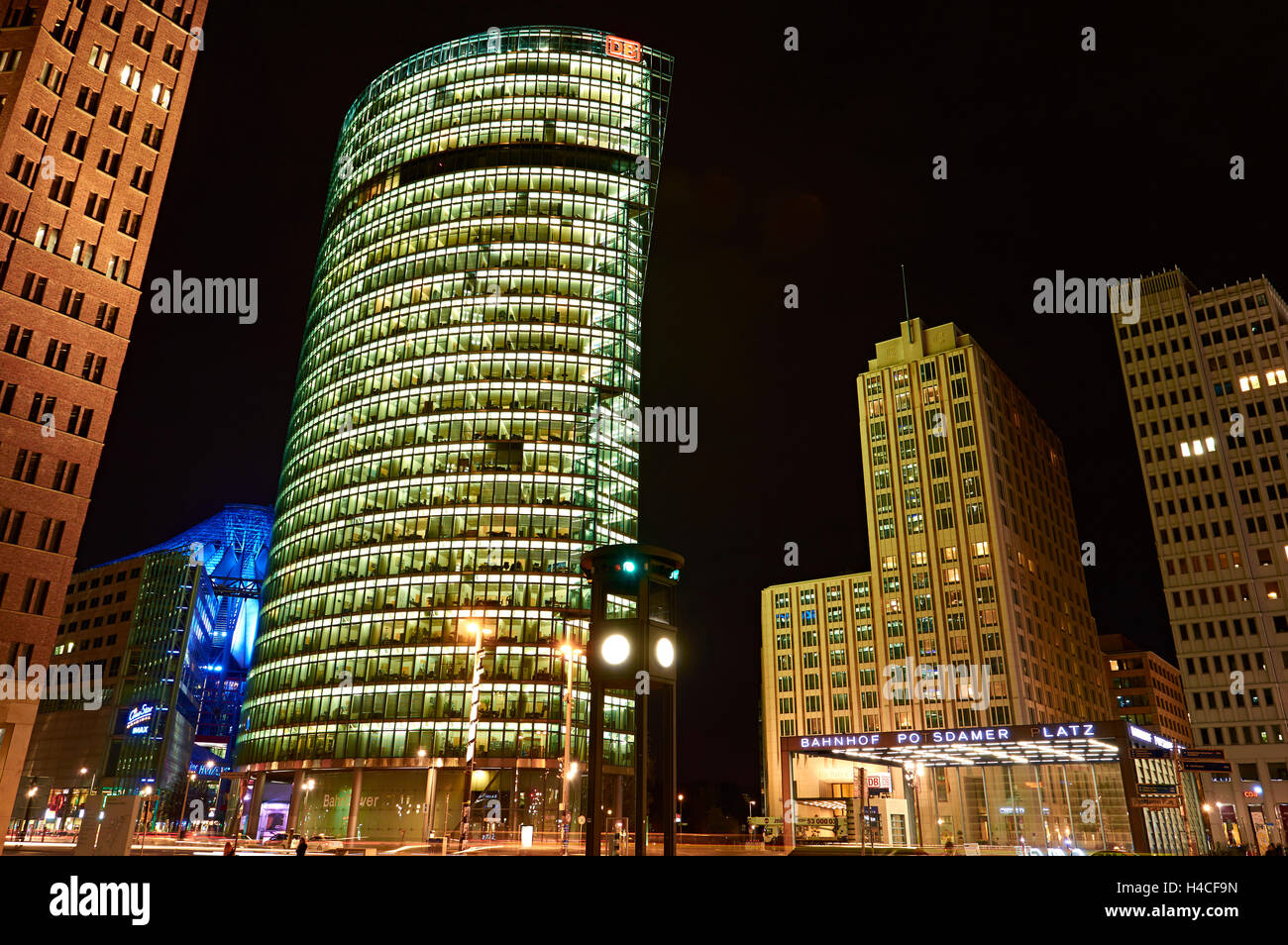 Deutschland, Berlin, Potsdamer Platz, DB-Tower, Nacht Stockfoto