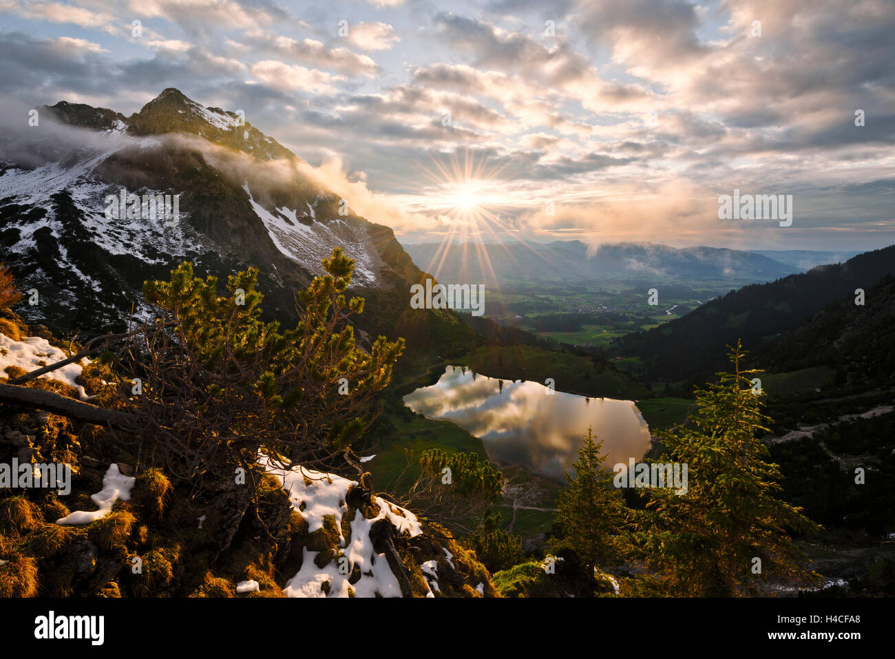 Deutschland, Bayern, Alpen, Allgäu, Gaisalpsee, Bergsee, Gegenlicht, Stimmung, Stockfoto