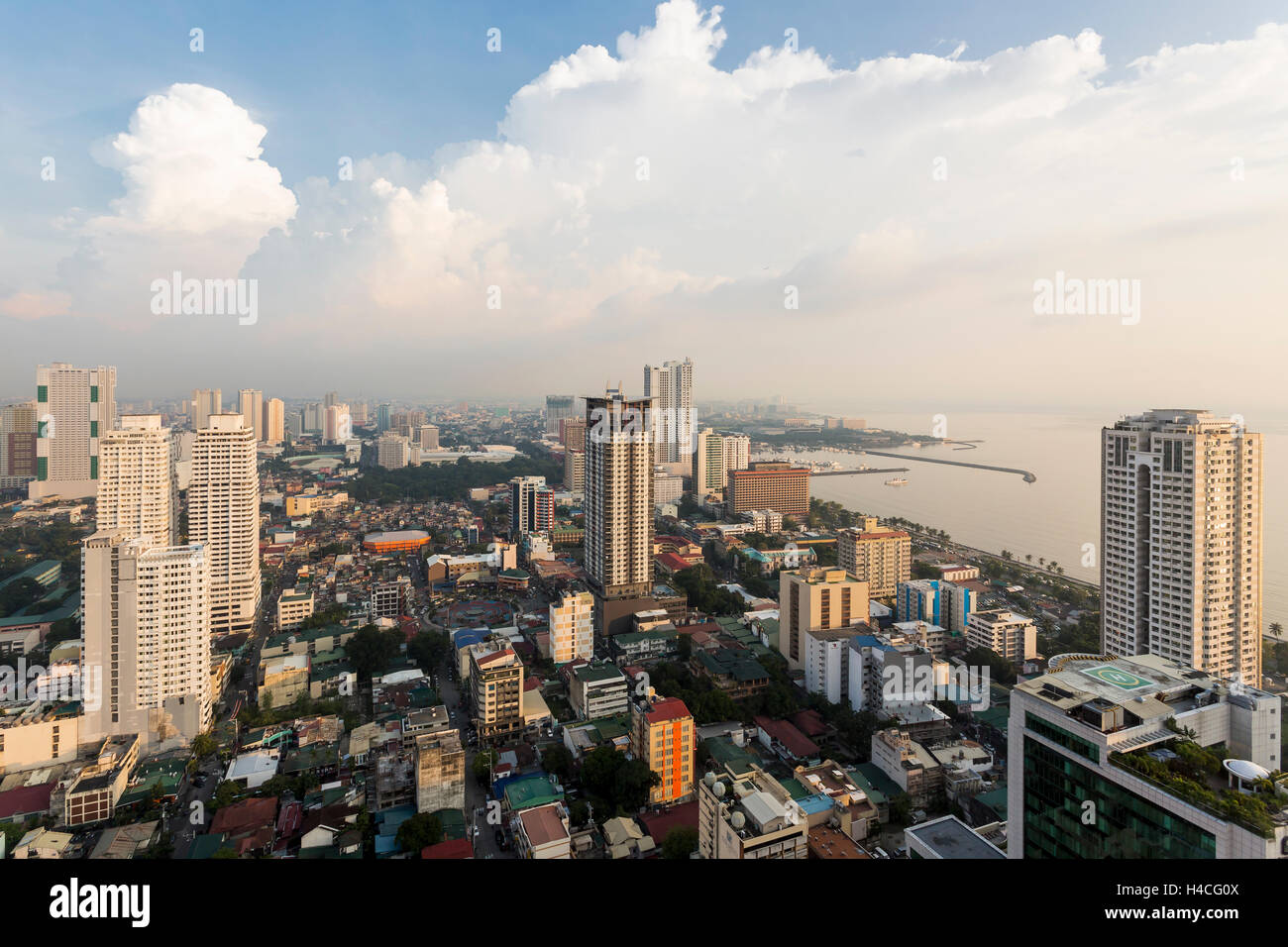 Manila, Philippinen. September 2016 - Ansicht der Bucht von Manila aus meinem Hotelzimmer im Stadtteil Malate. Stockfoto