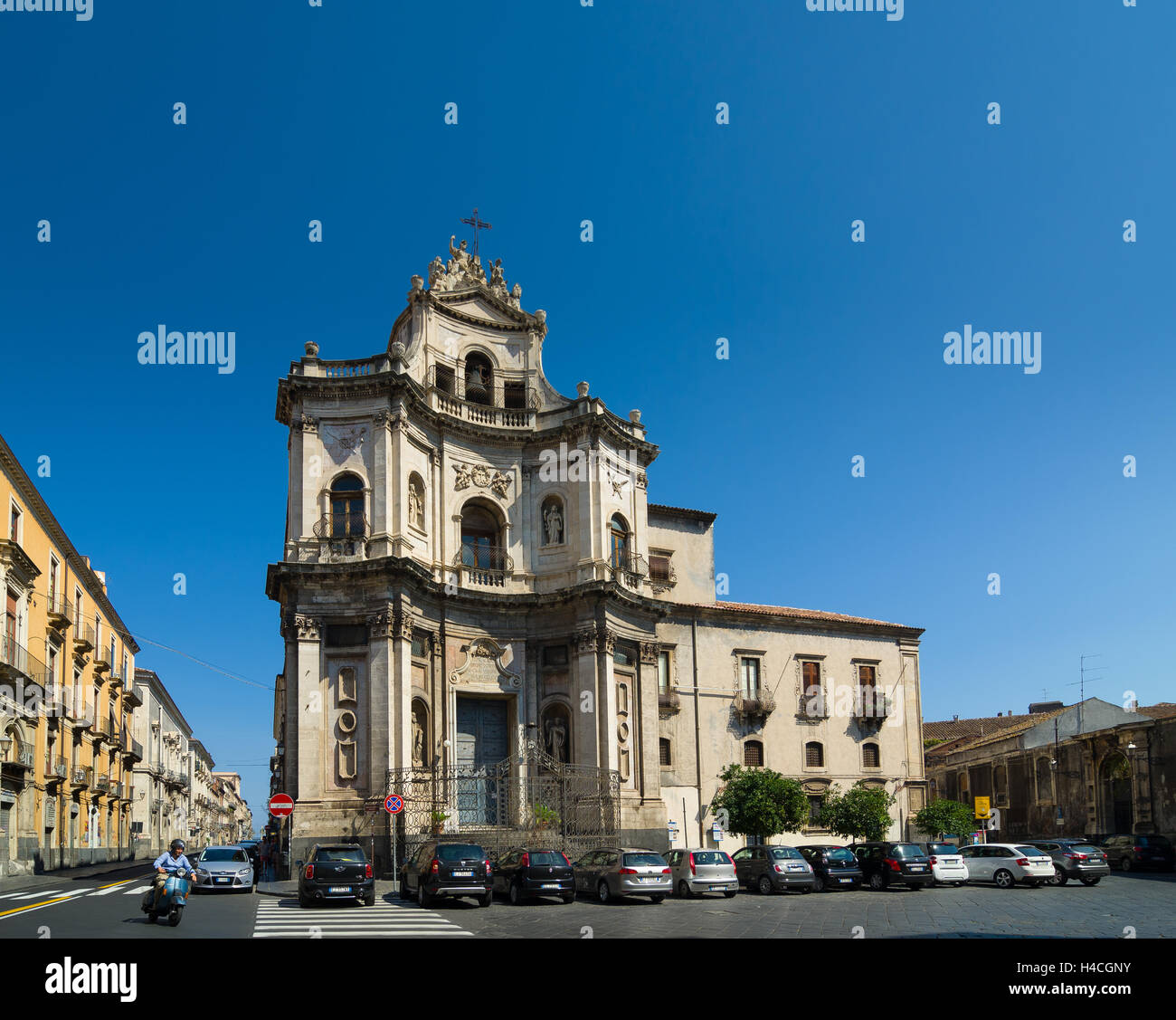 Die Kirche San Placido befindet sich in Catania auf dem Platz und in unmittelbarer Nähe von Biscari Palace. Stockfoto