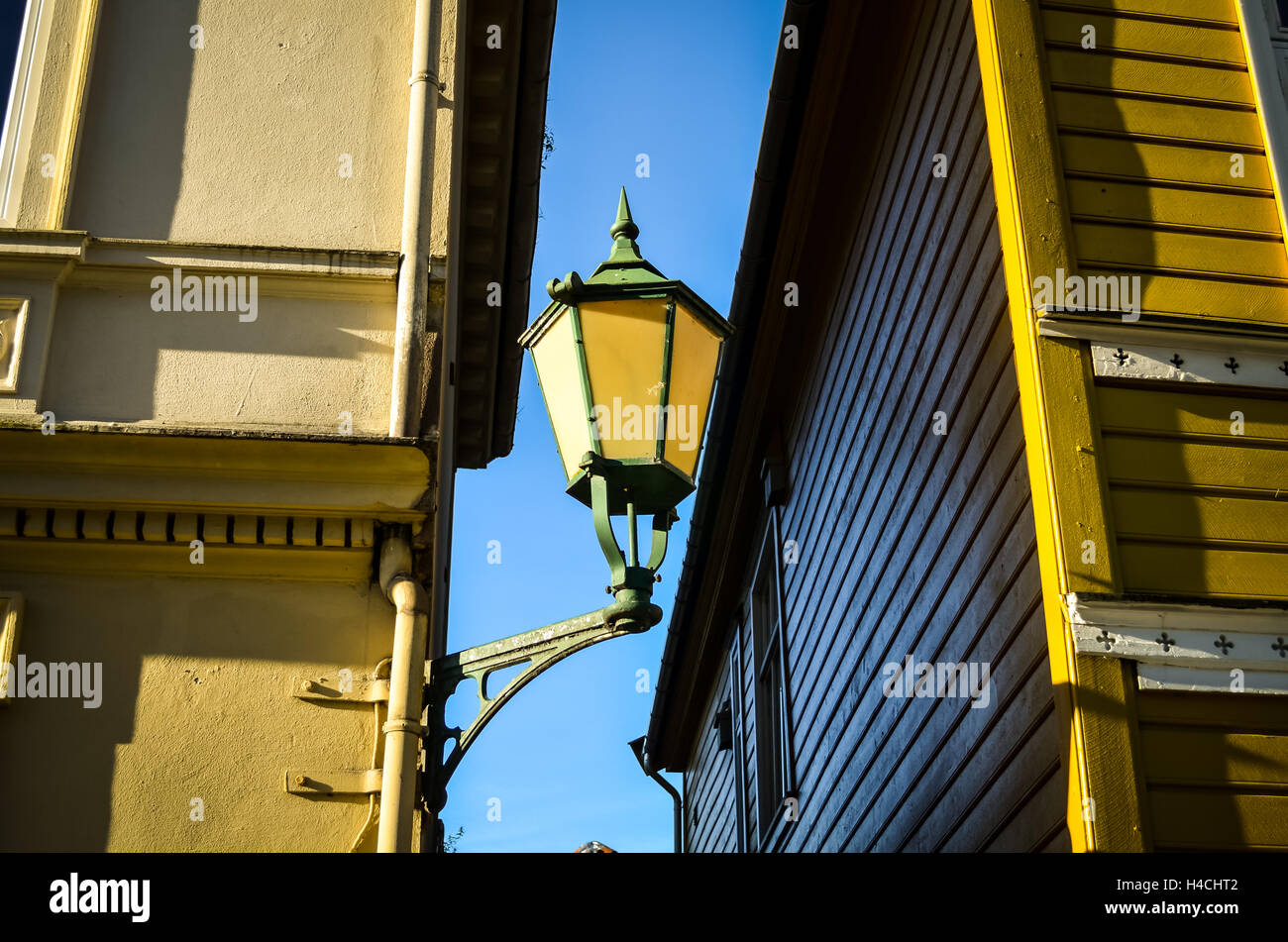 Straßenlaterne hängen Fassaden in Bergen, Norwegen Stockfoto