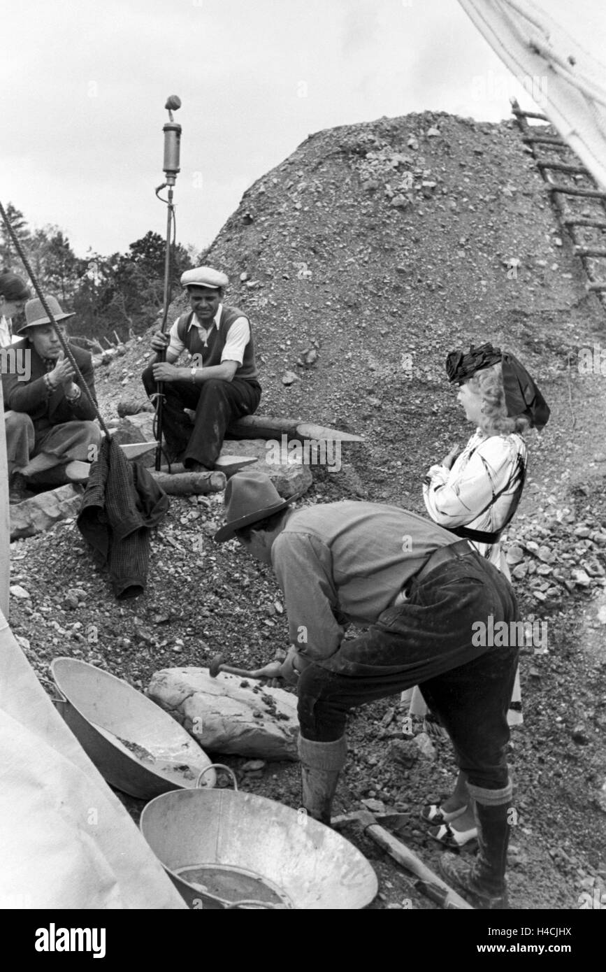 Dreharbeiten Für Den Film "Gold in New Frisco", 1930er Jahre Deutsches Reich. Dreharbeiten für den Film "Gold in New Frisco", Deutschland der 1930er Jahre Programm Stockfoto