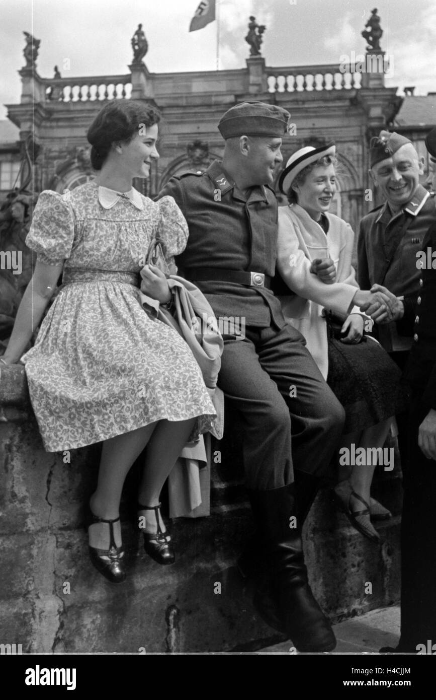 Soldaten der Luftwaffe Und der Deutschen Kriegsmarine Auf Urlaub Mit