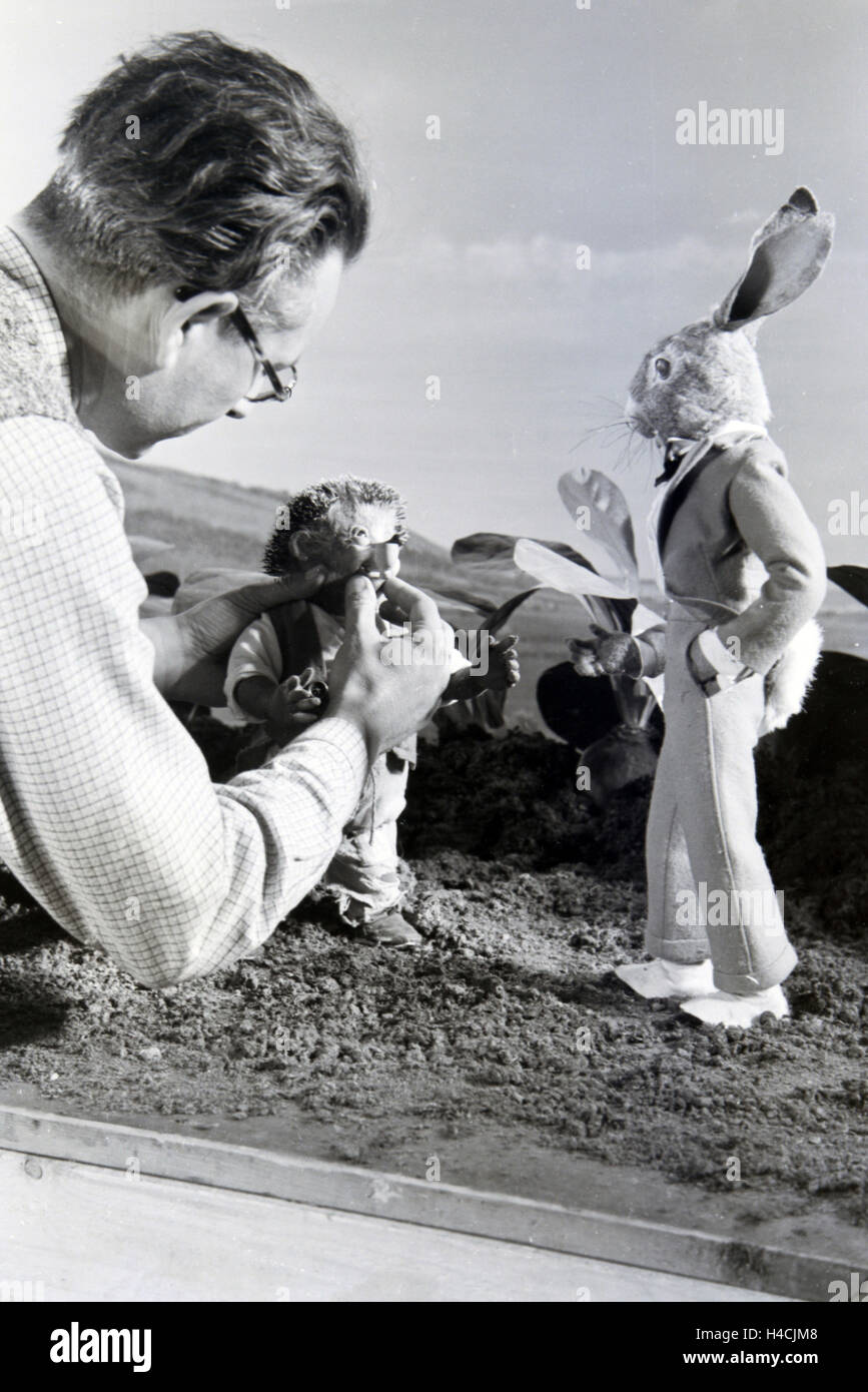 Filmaufnahmen Auf Dem gesetzt Vom Puppenfilm Der Wettlauf Zwischen Dem Hasen Und Dem Igel Mit der Figur Mecki, Unter der Produktion Und Leitung der Gebrüder Diehl, 1930er Jahre Deutschland. Dreharbeiten am Set des Films The Rabbit Puppe ein Igel wi Stockfoto