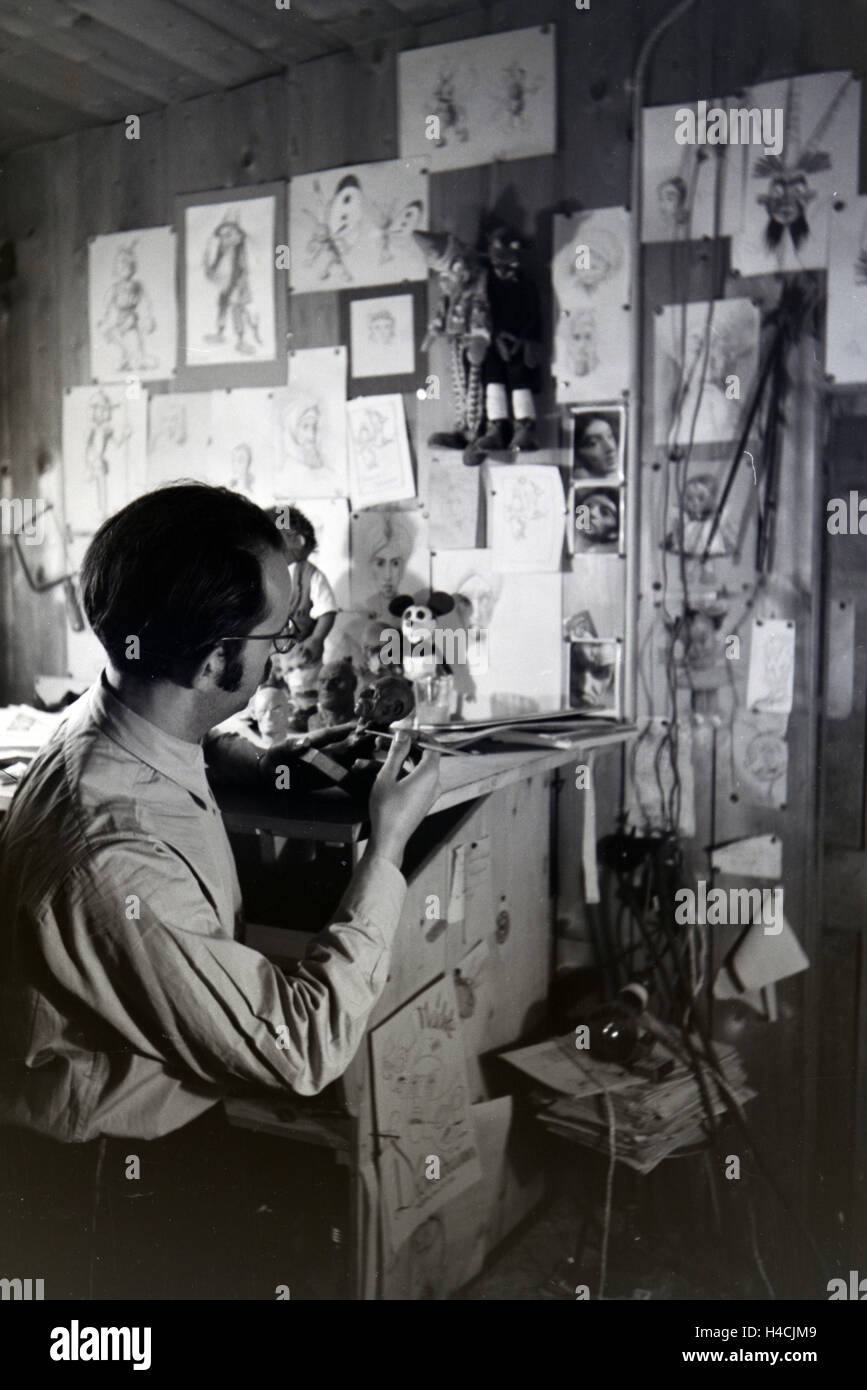 Filmaufnahmen Auf Dem gesetzt Vom Puppenfilm Der Wettlauf Zwischen Dem Hasen Und Dem Igel Mit der Figur Mecki, Unter der Produktion Und Leitung der Gebrüder Diehl, 1930er Jahre Deutschland. Dreharbeiten am Set des Films The Rabbit Puppe ein Igel wi Stockfoto