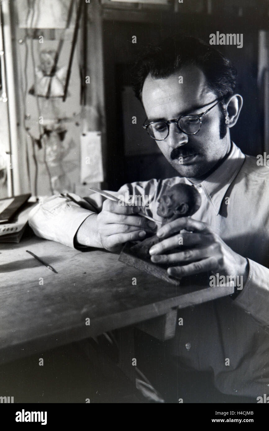 Hermann Diehl, Einer der Gründerväter Und Gestalter der Berühmten Figur des Igels Meckie in der Tourneetheater Werkstatt Bei Den Filmaufnahmen von Der Wettlauf Zwischen Dem Hasen Und Dem Igel, 1930er Jahre Deutschland. Hermann Diehl, einer der Gründer und der Stockfoto