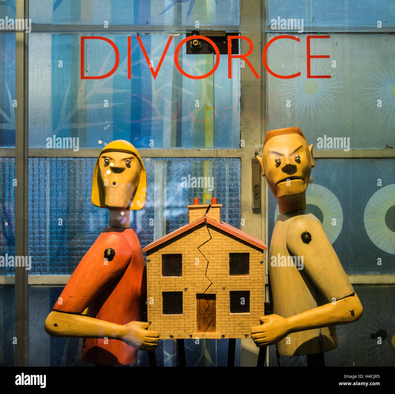 Automat-Modell eines Mannes und einer Frau wütend teilt ihre Heimat als das Ergebnis einer Scheidung Stockfoto