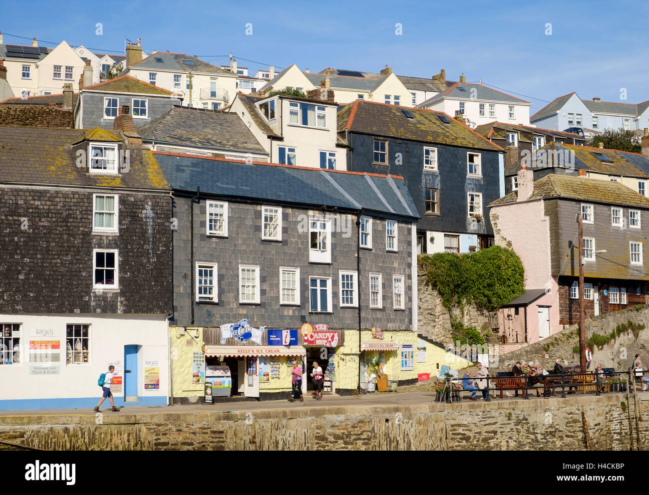 Kai mit Läden und Häuser über dem Hafen von Mevagissey, Cornwall, England, Großbritannien Stockfoto