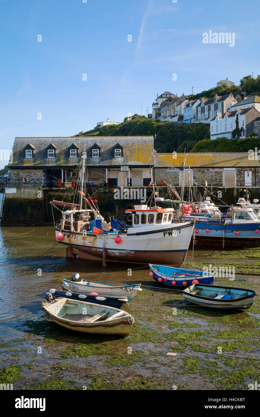 Kleiner Hafen mit Fischerbooten, Mevagissey, Cornwall, England, Großbritannien Stockfoto