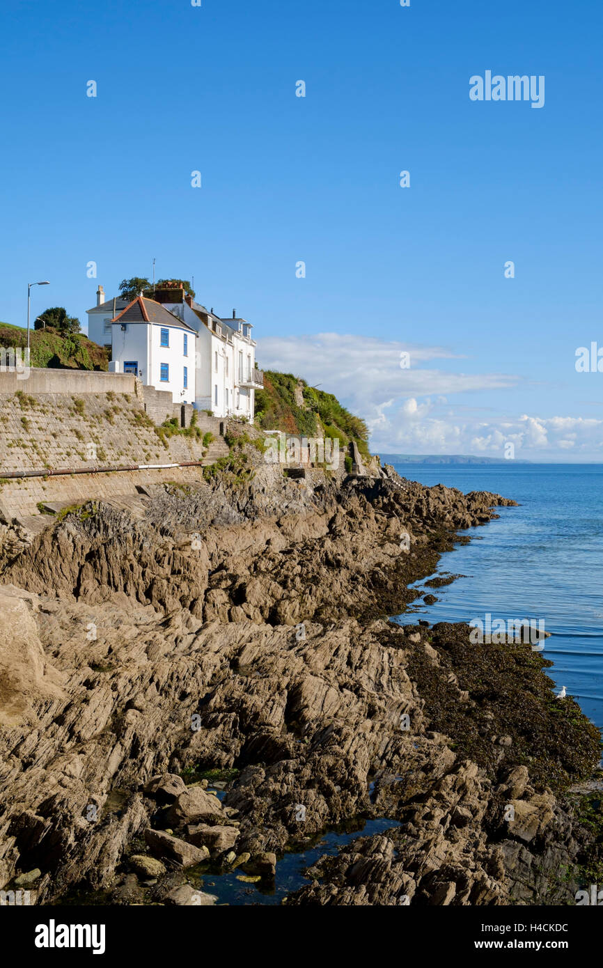 Häuser auf den Klippen von Portmellon, Cornwall, England, Vereinigtes Königreich gebaut - Küsten Eigentum Stockfoto