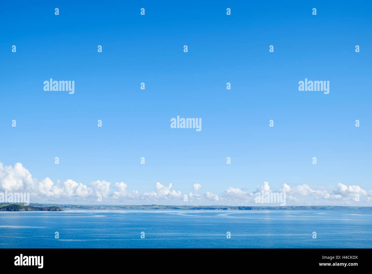 Wetter - Blauer Himmel mit Cumulus Wolken bilden über eine Küstenlinie, Großbritannien Stockfoto