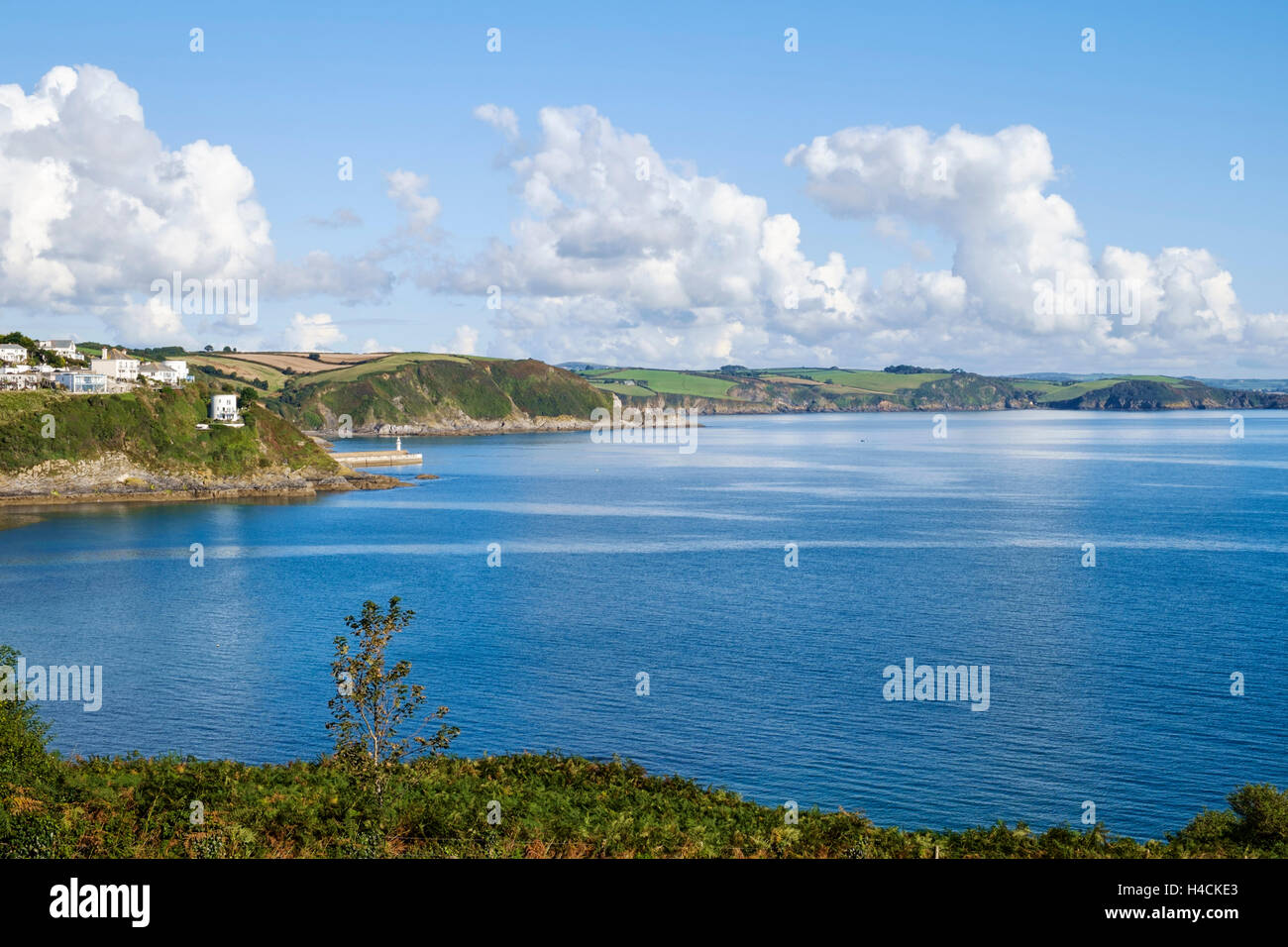 Blick von der South West Coast Path nach Mevagissey, Cornish Küste, Cornwall, England, Vereinigtes Königreich Stockfoto