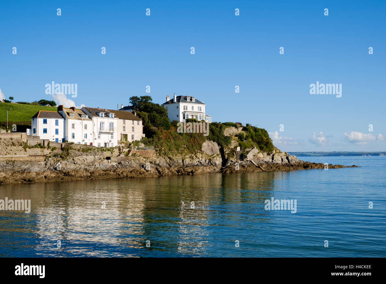 Unterkunft direkt am Meer Felsen an Portmellon, Cornwall, England, Vereinigtes Königreich Stockfoto