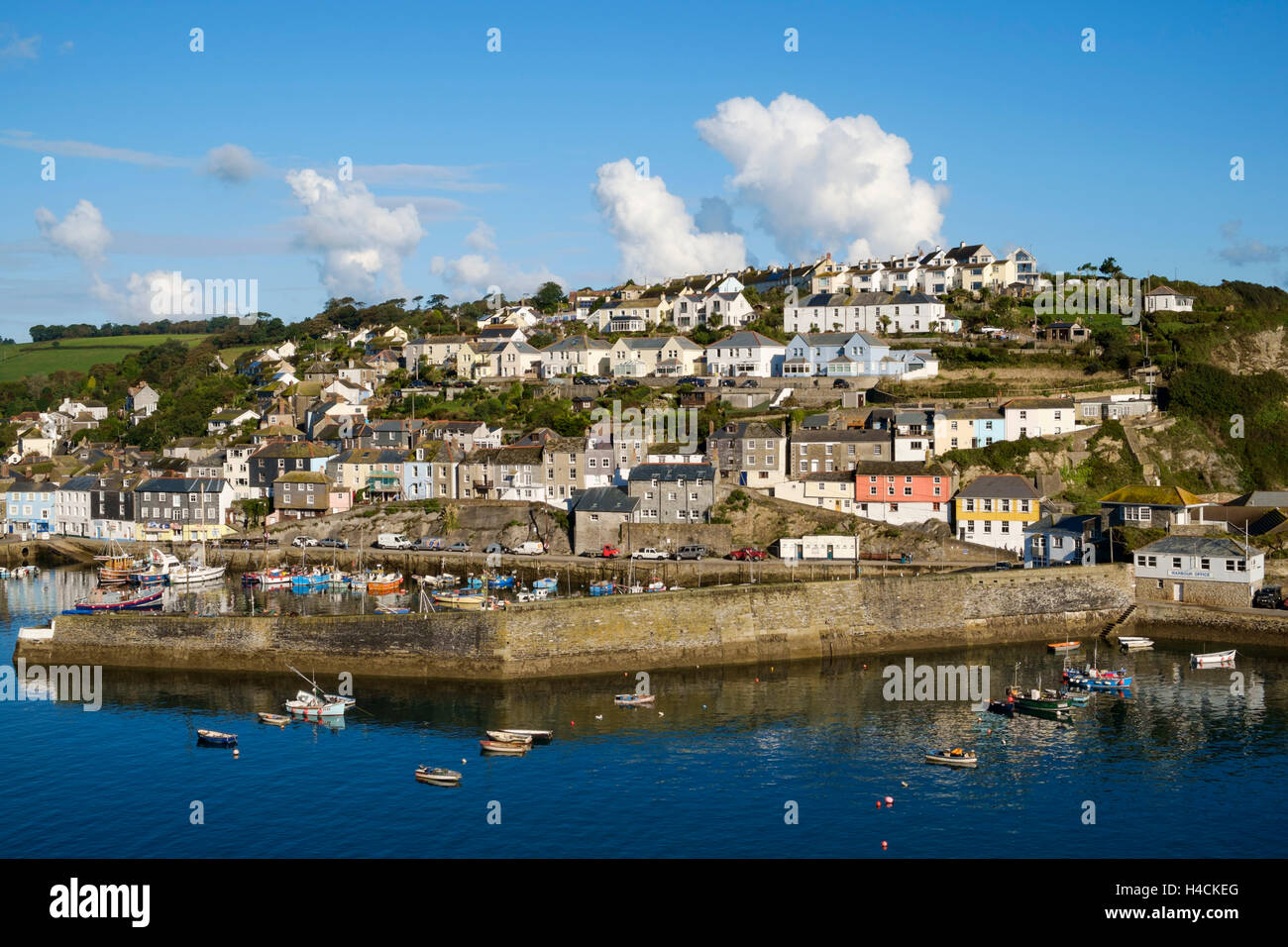 Den Hafen und die Häuser bei Mevagissey Cornwall, England, Großbritannien Stockfoto